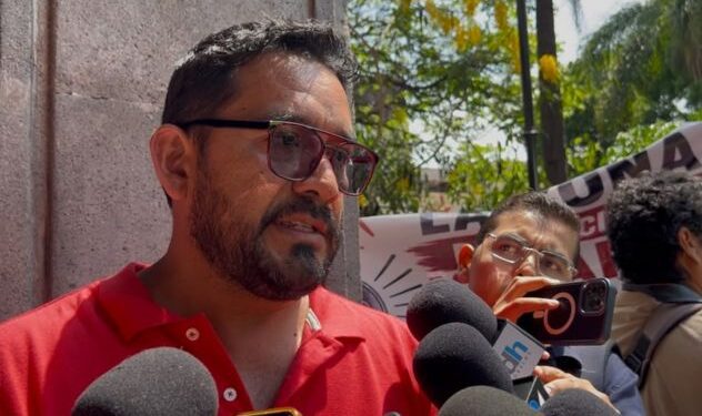 Maestros del magisterio marchando pacíficamente por calles céntricas en Cuernavaca, Morelos