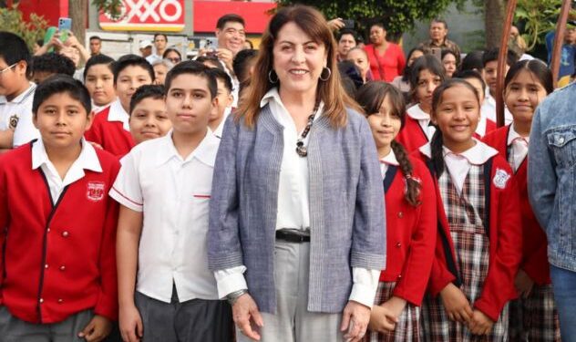 — Alumnos y autoridades estatales participan en la ceremonia cívica de Honores a la Bandera en Cuernavaca, Morelos