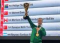 Atletas del relevo varonil de México reciben medallas de oro en el podio de Sofía, Bulgaria
