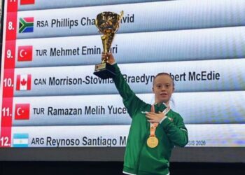 Atletas del relevo varonil de México reciben medallas de oro en el podio de Sofía, Bulgaria