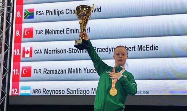 Atletas del relevo varonil de México reciben medallas de oro en el podio de Sofía, Bulgaria