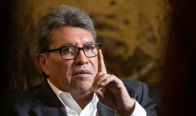 Ricardo Monreal gesticula durante una conferencia de prensa en el Palacio Legislativo de San Lázaro, Ciudad de México