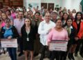 Fotografía de mujeres emprendedoras del municipio de Tetela del Volcán recibiendo constancias de créditos financieros junto a autoridades de la SDEyT y FINABIEN en Morelos.