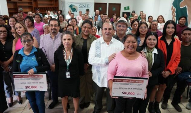 Fotografía de mujeres emprendedoras del municipio de Tetela del Volcán recibiendo constancias de créditos financieros junto a autoridades de la SDEyT y FINABIEN en Morelos.