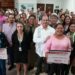 Fotografía de mujeres emprendedoras del municipio de Tetela del Volcán recibiendo constancias de créditos financieros junto a autoridades de la SDEyT y FINABIEN en Morelos.