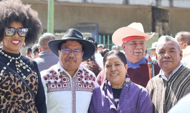 Consejeras, consejeros y autoridades del CNPI e IPIAM durante las mesas de trabajo en la Ciudad de México, analizando el proyecto de ley para los pueblos originarios y afromexicanos.