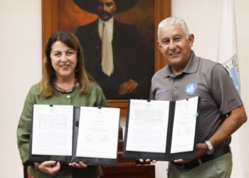 Firma de convenio de colaboración entre directivos del SEDIF y representantes de la asociación civil en Cuernavaca, Morelos