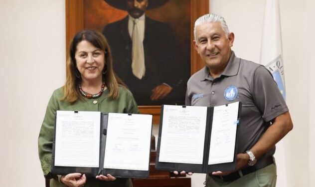 Firma de convenio de colaboración entre directivos del SEDIF y representantes de la asociación civil en Cuernavaca, Morelos