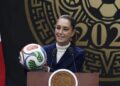 Balón de futbol sobre el césped de una cancha deportiva bajo la luz del día, Cuernavaca, Morelos