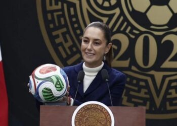 Balón de futbol sobre el césped de una cancha deportiva bajo la luz del día, Cuernavaca, Morelos