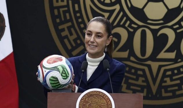Balón de futbol sobre el césped de una cancha deportiva bajo la luz del día, Cuernavaca, Morelos