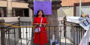 María Luisa Villanueva amarrada a la estatua de la diosa Themis frente al Tribunal Superior de Justicia de Morelos en protesta