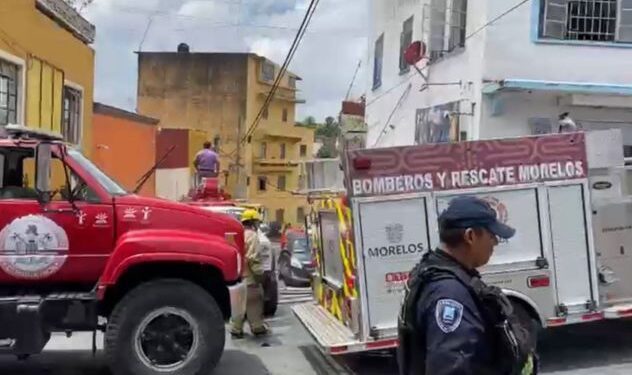 Elementos de bomberos y paramédicos atendiendo la emergencia por incendio en la calle Gutenberg de Cuernavaca, Morelos