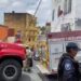 Elementos de bomberos y paramédicos atendiendo la emergencia por incendio en la calle Gutenberg de Cuernavaca, Morelos