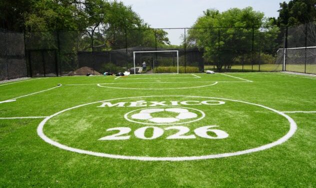 Cancha de usos múltiples recién remodelada con porterías y pintura nueva en un municipio de Morelos