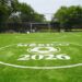 Cancha de usos múltiples recién remodelada con porterías y pintura nueva en un municipio de Morelos