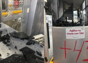 Normalistas destrozan casetas de la México-Cuernavaca
