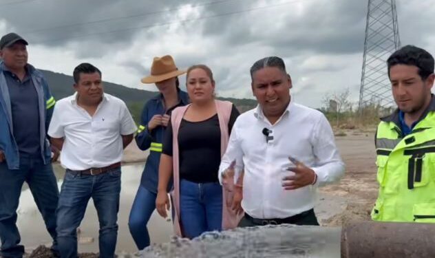 Autoridades municipales y técnicos de SICAPEZ supervisando la maquinaria de perforación del nuevo pozo de agua en Emiliano Zapata, Morelos.