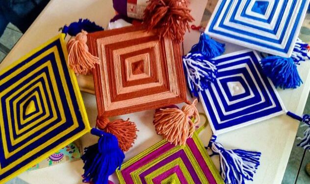 — Personas aprendiendo técnicas artesanales y textiles de arte huichol en un taller comunitario de Cuernavaca, Morelos