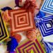 — Personas aprendiendo técnicas artesanales y textiles de arte huichol en un taller comunitario de Cuernavaca, Morelos