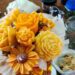 Mujeres elaborando velas aromáticas artesanales con moldes y fragancias en un taller comunitario de Cuernavaca, Morelos