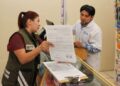 Inspectores laborales entregando folletos informativos sobre derechos de los adolescentes en un comercio de Cuernavaca, Morelos