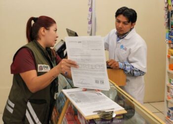 Inspectores laborales entregando folletos informativos sobre derechos de los adolescentes en un comercio de Cuernavaca, Morelos