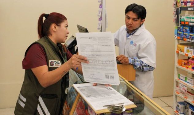 Inspectores laborales entregando folletos informativos sobre derechos de los adolescentes en un comercio de Cuernavaca, Morelos