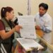Inspectores laborales entregando folletos informativos sobre derechos de los adolescentes en un comercio de Cuernavaca, Morelos