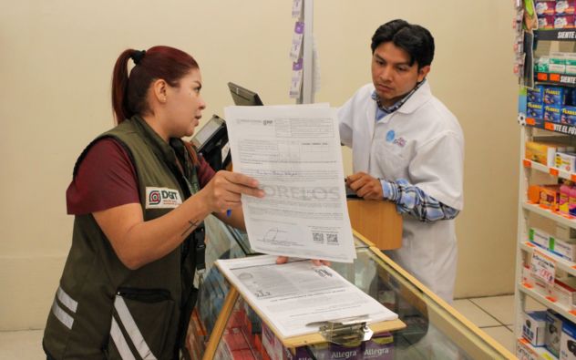 Inspectores laborales entregando folletos informativos sobre derechos de los adolescentes en un comercio de Cuernavaca, Morelos