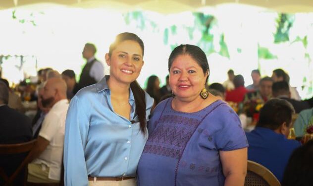 Fotografía de la síndica de Cuernavaca, Paula Trade Hidalgo, junto a Andrea Esthefania Gaona Mendoza y miembros de la nueva mesa directiva de CANACAR Morelos durante el evento protocolario.