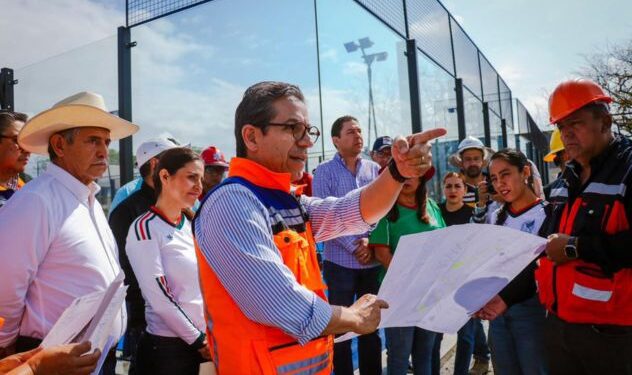 El alcalde de Cuernavaca junto a regidores y el secretario de obras recorriendo un predio de tierra en la colonia La Unión para planificar un centro comunitario.