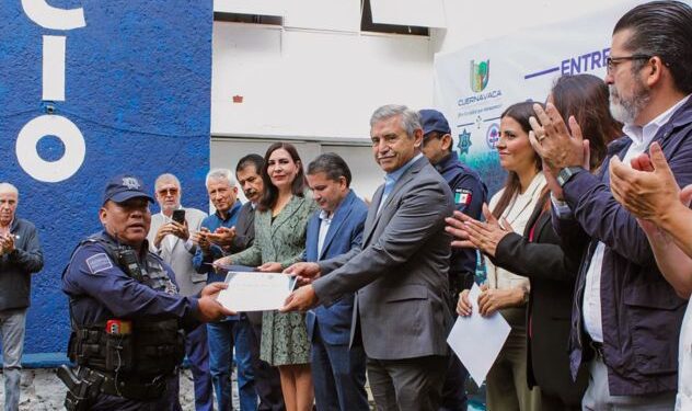 Elementos de la SEPRAC recibiendo reconocimientos económicos y educativos al mérito policial en Cuernavaca, Morelos