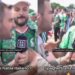El reportero italiano Alessio De Giuseppe de DAZN sonriendo mientras es rodeado y cargado por aficionados con playeras de la Selección Mexicana afuera del estadio.