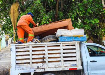 Trabajadores de servicios públicos de Cuernavaca subiendo llantas y muebles viejos a un camión de volteo durante la Ruta del Cacharro.