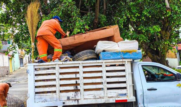 Trabajadores de servicios públicos de Cuernavaca subiendo llantas y muebles viejos a un camión de volteo durante la Ruta del Cacharro.