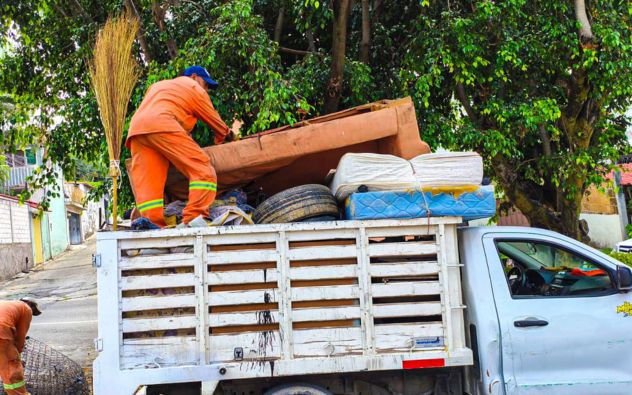Trabajadores de servicios públicos de Cuernavaca subiendo llantas y muebles viejos a un camión de volteo durante la Ruta del Cacharro.
