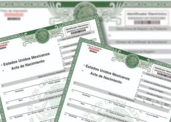 Formatos oficiales de actas de nacimiento sobre una mesa de atención ciudadana en Cuernavaca, Morelos