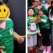 Captura de pantalla de Santiago Giménez mandando un saludo en video y el pequeño Santiago sonriendo con su suéter navideño verde y rojo.