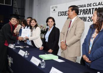 Tarjeta de felicitación para la gran comunidad de la #UAEM. Un total de 325 jóvenes de la Escuela Preparatoria Número Cinco de #PuenteDeIxtla culminaron sus estudios en el sistema escolarizado y mixto (SUEM)