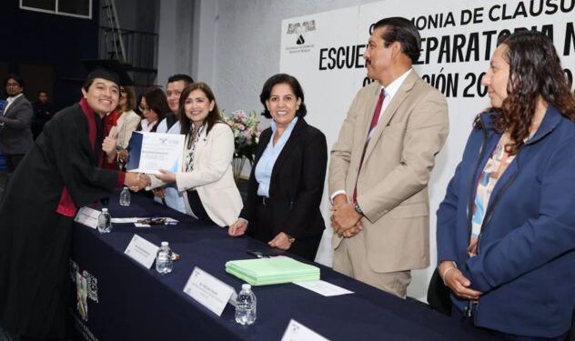 Tarjeta de felicitación para la gran comunidad de la #UAEM. Un total de 325 jóvenes de la Escuela Preparatoria Número Cinco de #PuenteDeIxtla culminaron sus estudios en el sistema escolarizado y mixto (SUEM)