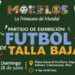Fotografía de archivo de un partido de futbol de talla baja en el que se aprecia a dos jugadores