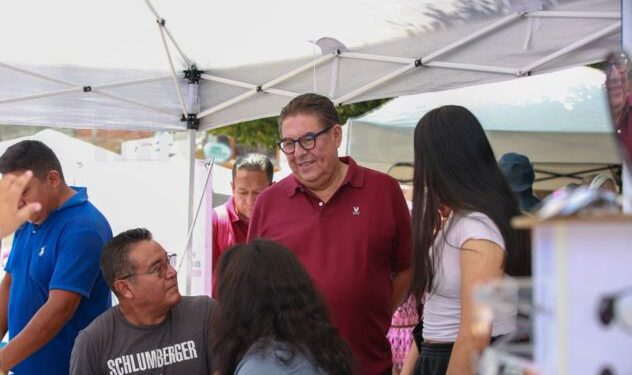 Vecinos de la colonia Antonio Barona recibiendo apoyos sociales durante el Mercado del Bienestar en Cuernavaca, Morelos
