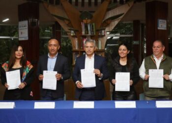 Firma de convenio entre autoridades del Ayuntamiento de Cuernavaca y el IEBEM en la biblioteca pública municipal de Morelos