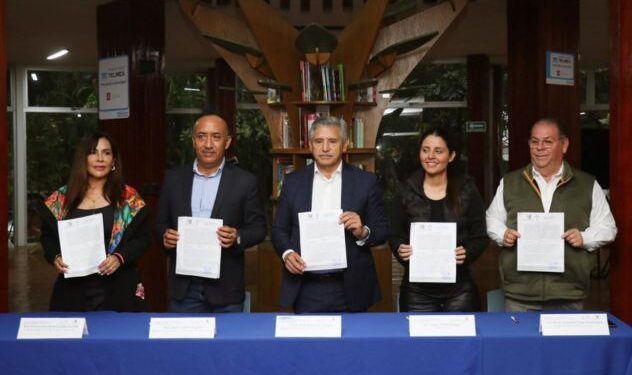 Firma de convenio entre autoridades del Ayuntamiento de Cuernavaca y el IEBEM en la biblioteca pública municipal de Morelos