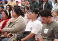 Estudiantes universitarios de Morelos exponiendo un proyecto tecnológico en un concurso de ciencias nacional.