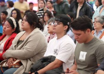 Estudiantes universitarios de Morelos exponiendo un proyecto tecnológico en un concurso de ciencias nacional.