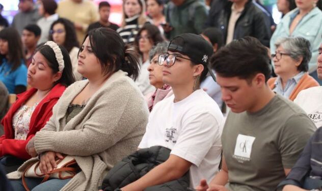 Estudiantes universitarios de Morelos exponiendo un proyecto tecnológico en un concurso de ciencias nacional.